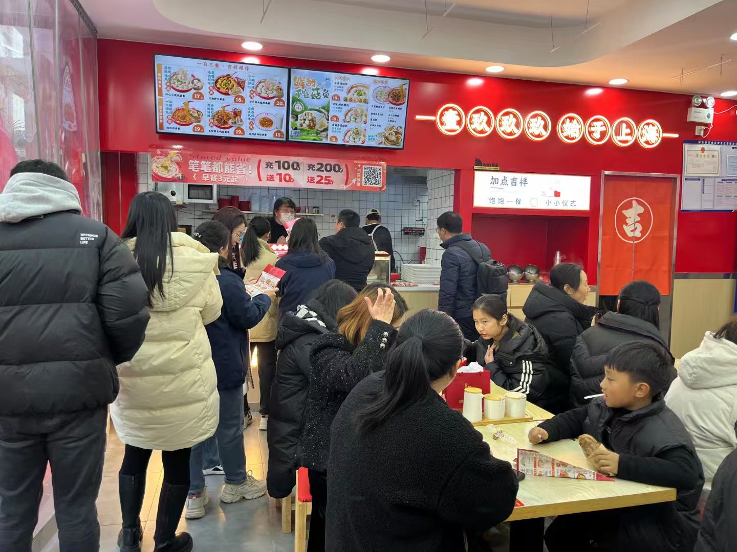 南京快餐加盟选址避坑：社区与商圈策略解析